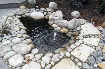 Vrtno jezerce sa vodoskokom, prirodnim kamenom i oblutcima, program Oase